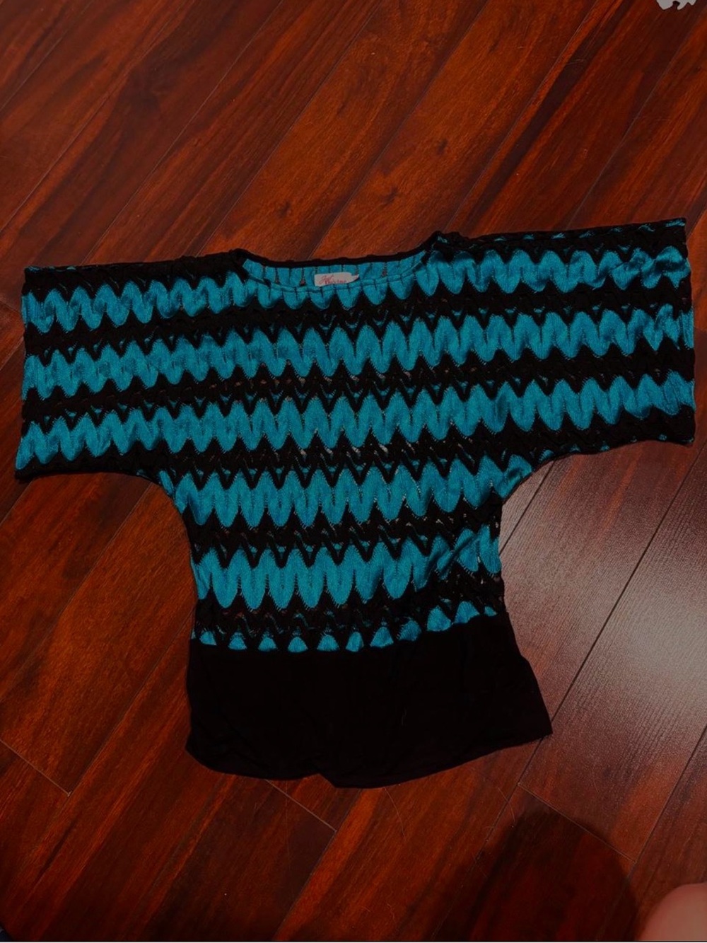 Womenโs Teal and Black Short-Sleeve Patterned Tee